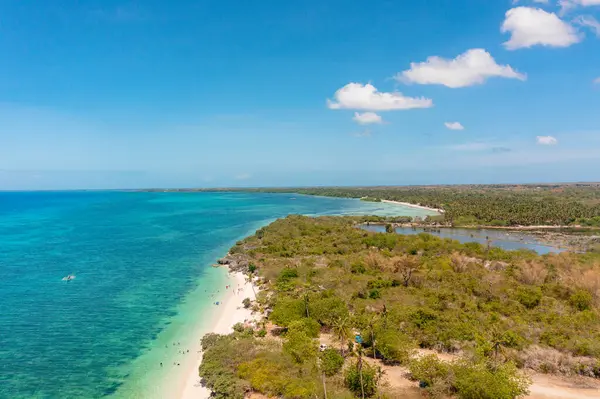 Turkuaz sularda mercan resifleri olan tropik bir ada. Sandira Sahili 'nde beyaz kumlar ve temiz dalgalar. Bantayan Adası. Cebu, Filipinler.
