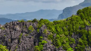 Muhteşem kireçtaşı şekilli tropik adalar. El Nido, Palawan. Filipinler.