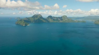 Mavi denizle çevrili tropik adalar. El Nido. Palawan, Filipinler.
