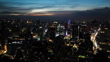 Bangkok 'taki gece hayatının havadan görünüşü, yüksek binalar ve bölgelerde parlak ışıklar. Bangkok, Tayland.