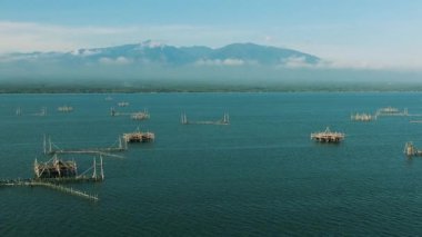 Lanao del Norte 'nin deniz yüzeyindeki balık çiftliğinin insansız hava aracı görüntüsü. Mindanao. Filipinler. Deniz Burnu.