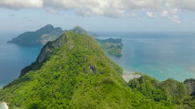 El Nido 'nun kumsallı ve evlerinin insansız hava aracı görüntüsü. Palawan 'da. Filipinler.