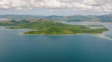 Coron, Palawan 'daki mavi deniz ve adalar. Mavi gökyüzü ve bulutlar. Filipinler.