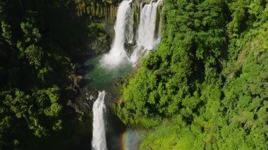 Filipinler 'deki dağın üzerinden tropik şelale. Limunsudan Şelalesi. Mindanao..