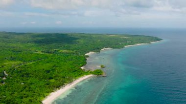 Carabao Adası 'nda kumlu bir sahil manzarası. Tan-agan Piknik Mağazası. Romblon, Filipinler.