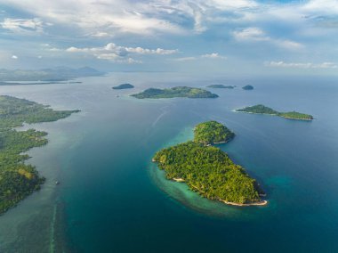 Derin mavi denizle çevrili palmiye ağaçları olan güzel adalar. Bir zamanlar Zamboanga, Filipinler 'deki Islas.