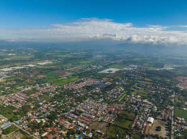 Tropikal adanın şehir ve çiftlik domuz yağı manzarasının üstünde. General Santos Mindanao, Filipinler 'de. Şehir manzarası.
