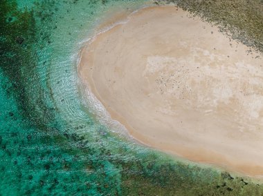 Turkuaz suları temiz beyaz kumlar içinde. Surigao del Sur 'daki Çıplak Ada. Mindanao, Filipinler.