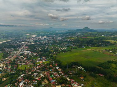 Nehirli tropik dağ, evleri ve nehri olan şehir. Bukidnon, Filipinler. Mindanao..