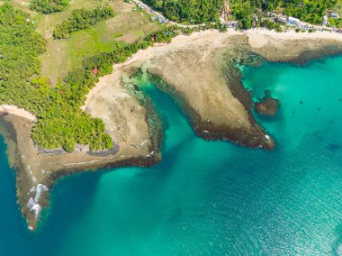 Turkuaz su ve bariyer resifleri. Beyaz kumlu kıyı şeridi. Mindanao, Filipinler. Seyahat kavramı.
