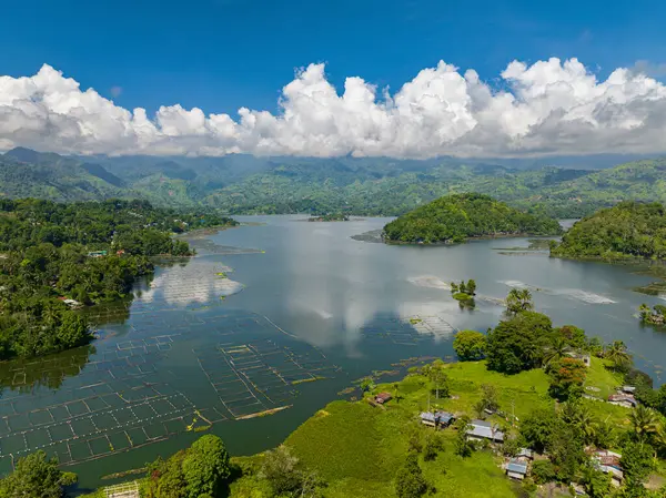 Güney Cotabato 'daki Sebu Gölü, dağ yağmur ormanlarıyla dolu güzel bir manzara. Mindanao, Filipinler.