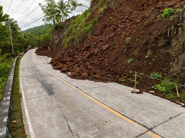 Şiddetli sağanak yağış nedeniyle toprak ve kayalar otoyolu kapatıyor. Filipinler.