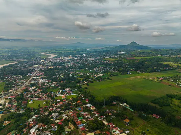 Nehirli tropik dağ, evleri ve nehri olan şehir. Bukidnon, Filipinler. Mindanao..