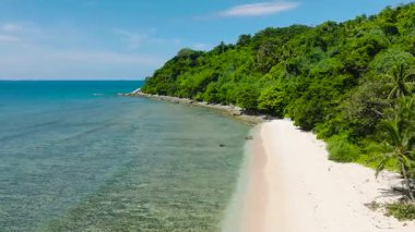 Cagbuli Adası 'ndaki beyaz kumsal. Mavi gökyüzü ve bulutlar. El Nido, Palawan. Filipinler.