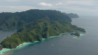 Koron, Palawan 'daki adalar ve lagünlerdeki turkuaz su ve mercanlar. Filipinler.