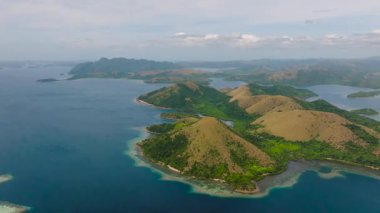 Mavi denizle çevrili bir ada. Dağ vadisi olan tropik bir ada. Lajala, Coron. Palawan 'da. Filipinler.