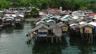 Zamboanga del Sur 'daki Gecekondu Stilt Evleri' nin deniz üzerindeki hava manzarası. Mindanao, Filipinler.