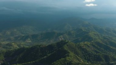 Yeşil tepeler ve yemyeşil bitkilerle kaplı dağ yamaçları. Mindanao, Filipinler.