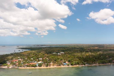 Plajlı tropik adanın havadan görünüşü. Bantayan, Cebu sahillerinde yüzen balıkçı tekneleri. Filipinler.