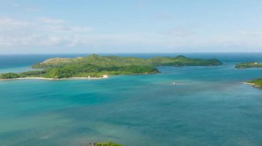 Manamoc ve Cabangajan adaları turkuaz deniz suyuyla. Santa Fe, Tablas, Romblon. Filipinler.