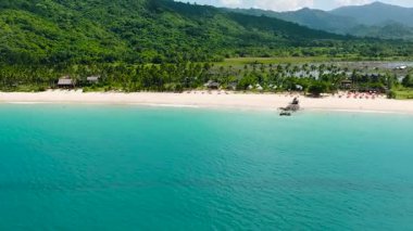 Beyaz kumlu ve yeşilimsi suyu olan tropik bir sahil. Nacpan Sahili. El Nido, Palawan. Filipinler.