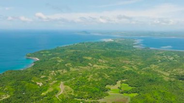 Turkuaz sularda kumlu plajları ve mercanları olan kıyı şeridi. Santa Fe, Tablas, Romblon. Filipinler.