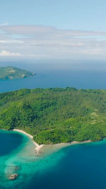 Alad Adası 'nın beyaz kumlu ve mavi denizli havadan görünüşü. Romblon, Filipinler. Dikey görünüm.