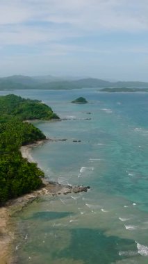 Santa Fe, Tablas, Romblon, Filipinler 'deki okyanus dalgaları ve turkuaz deniz suyunun havadan görüntüsü. Dikey görünüm.