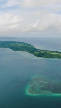Körfezin ortasında Tablas Adası 'ndaki Looc kasabasında korunan bir deniz bölgesi. Looc Balık Sığınağı. Romblon, Filipinler. Dikey görünüm.