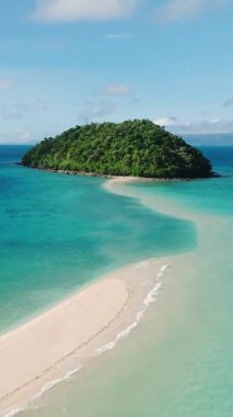 Turkuaz deniz suyu ve dalgalarla adanın havadan görüntüsü. Romblon Adası. Romblon, Filipinler. Dikey görünüm.