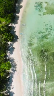 El Nido 'da okyanus dalgaları. Yeşil deniz suyunda yüzen tekneler. Palawan, Filipinler. Dikey görünüm.