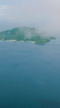 Cobrador Adası derin mavi denizlerle çevrili, yukarıdan manzaralı. Romblon, Filipinler. Dikey görünüm.