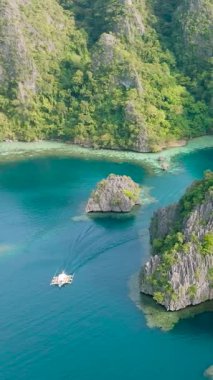 Kayangan Gölü 'nün panorama manzarası. Mercan kayalıkları olan göller. Coron, Palawan. Filipinler. Dikey görünüm.