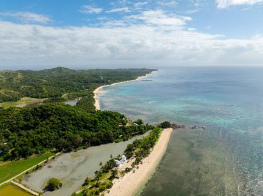 Santa Fe, Tablas, Romblon 'da turkuaz deniz suyu ve mercanlı beyaz kumsal. Filipinler.