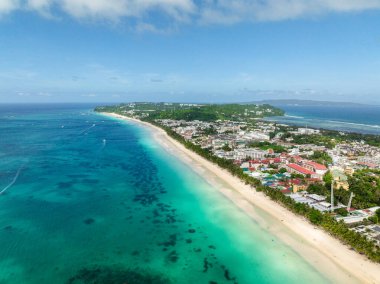 Boracay sahillerinin beyaz kumları, turkuaz suları ve dalgaları olan manzarası. Filipinlerdeki Ada.