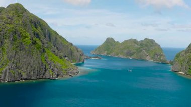 Tapiutan Adası ve El Nido, Palawan 'daki Matinloc Adası. Mavi gökyüzü ve bulutlar. Filipinler.