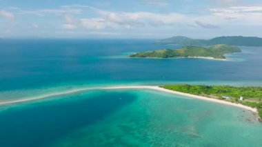 Bon Bon Plajı, beyaz kum ve kum çubuğu, turkuaz berrak su. Romblon Adası. Romblon, Filipinler.