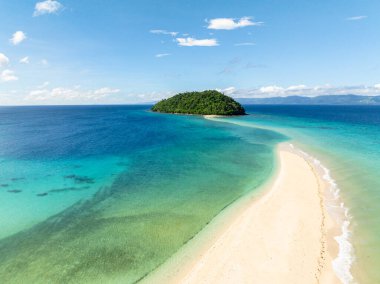 Okyanus dalgaları Bon Bon Sandbank 'e çarpıyor. Turkuaz deniz suyunun güzel manzarası. Romblon Adası. Romblon, Filipinler.