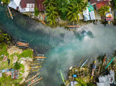 Balıkçı köylerinin insansız hava aracı görüntüsü ve Surigao del Sur 'daki temiz soğuk kaynak nehri. Filipinler.