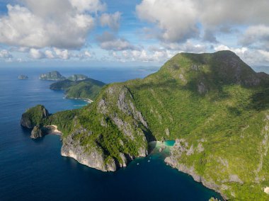 Cadlao Adası 'ndaki sahil ve gölcükler. Mavi gökyüzü ve bulutlar. El Nido, Filipinler.