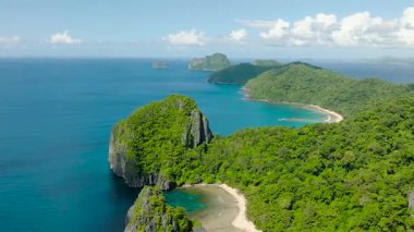 Cadlao Adası 'ndaki sahil ve yeşil dağlar. El Nido. Palawan, Filipinler.