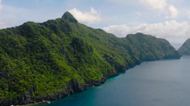 Matinloc Adası 'nın yeşil ormanı ve uçurumlarıyla insansız hava aracı görüntüsü. El Nido, Palawan. Filipinler.