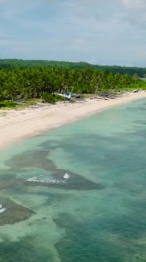 Mercanların üzerinde okyanus dalgaları ve Romblon 'da beyaz kum plajı. Carabao Adası. Filipinler. Dikey görünüm.