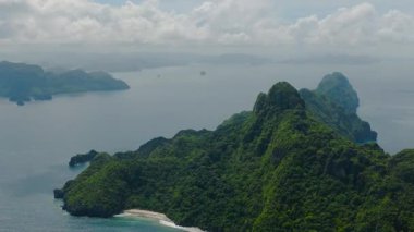 Matinloc Adası 'ndaki Calmung Sahili üzerinde okyanus dalgaları. El Nido, Palawan. Filipinler.