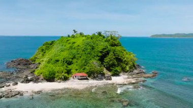 Temiz turkuaz suyu olan küçük bir ada. Bolog Adaları. El Nido, Palawan. Filipinler.