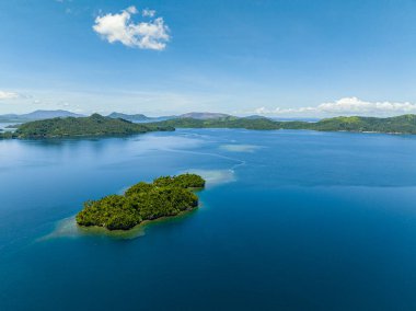 Adalardaki güzel derin mavi deniz ve mavi gökyüzü ve bulutlar. Mindanao, Filipinler. Seyahat ve yaz konsepti.