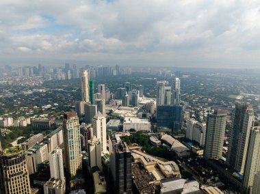 Makati City 'deki gökdelenlerin ve konut kulelerinin havadan görüntüsü. Metro Manila, Filipinler.
