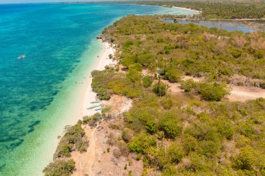Bantayan Adası 'ndaki mercanlar ve mavi deniz. Sandira Sahili 'nde temiz su ve beyaz kumlar. Cebu, Filipinler.