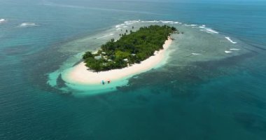Talisay ağaçlarıyla dolu güzel beyaz kumsal. Sahildeki mercanlar. San Victor Adası. Mindanao, Filipinler. Seyahat ve yaz konsepti.