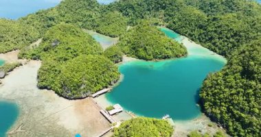 Tropikal adada plajı olan turkuaz bir göl manzarası. Mindanao, Filipinler. Yaz konsepti.
